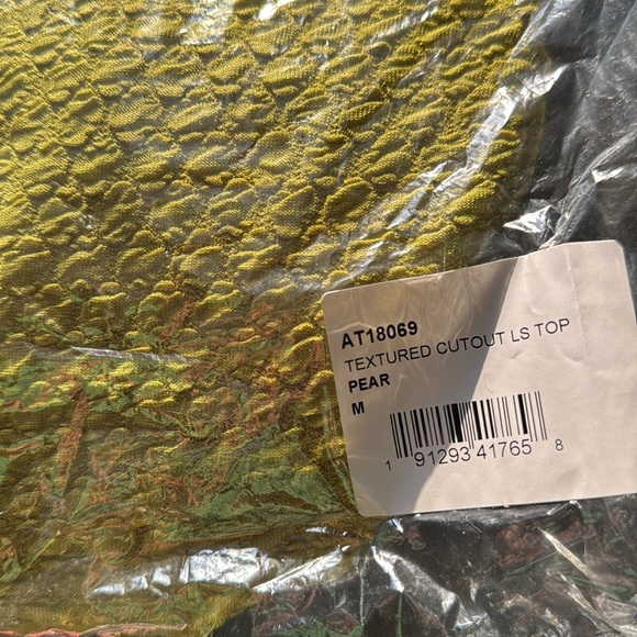 ASTR THE LABEL TEXTURED CUTOUT LONG SLEEVE TOP SIZE MEDIUM PEAR GREEN - Picture 7 of 7